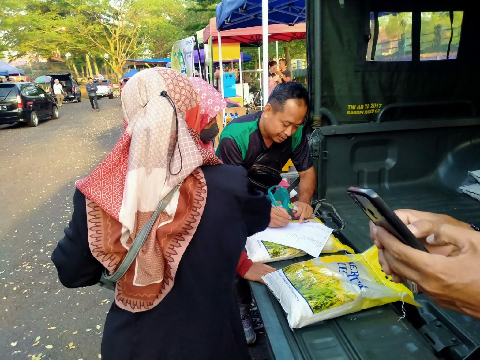 10 Ton Beras Disiapkan Kodim Ciamis Ludes Diserbu Warga, Minggu (12/3/2023)