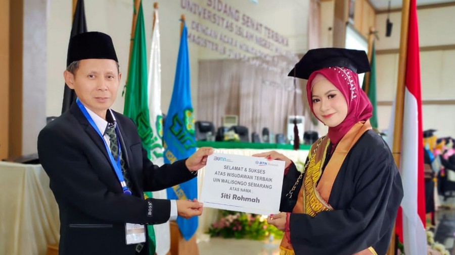 Siti Rohmah, Wartawati Lulusan Terbaik UIN Walisongo Semarang Diwisuda