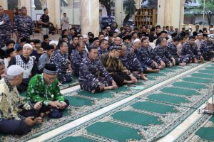 Alumni Taruna Akabri Laut 1989 gelar baksos untuk santri sekaligus doa bersama di Cilengsi, Minggu (26/3/2023). Foto: indomaritim.com/TNI AL