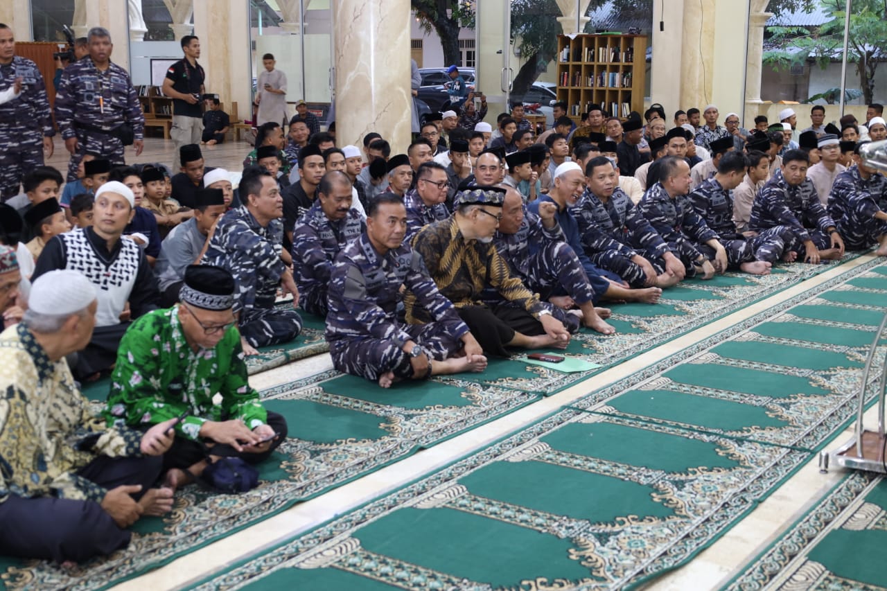 Alumni Taruna Akabri Laut 1989 gelar baksos untuk santri sekaligus doa bersama di Cilengsi, Minggu (26/3/2023). Foto: indomaritim.com/TNI AL