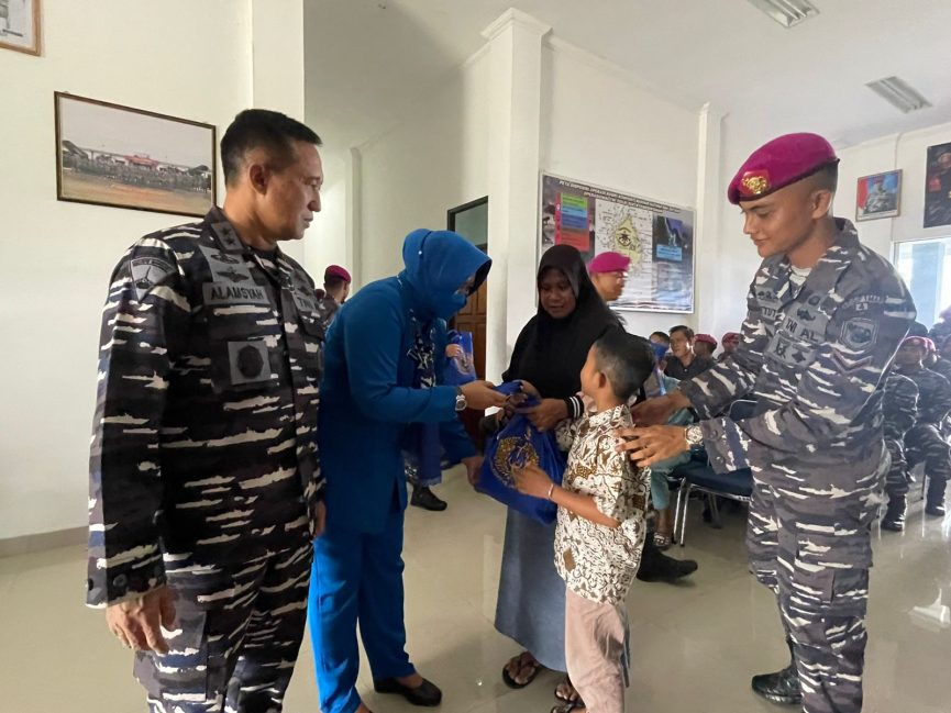 Aspotmar Kasal Mayjen TNI (Mar) Nur Alamsyah berkunjung ke Pulau Sekatung, Jumat (31/3/2023). Foto: indomaritim.com/TNI AL