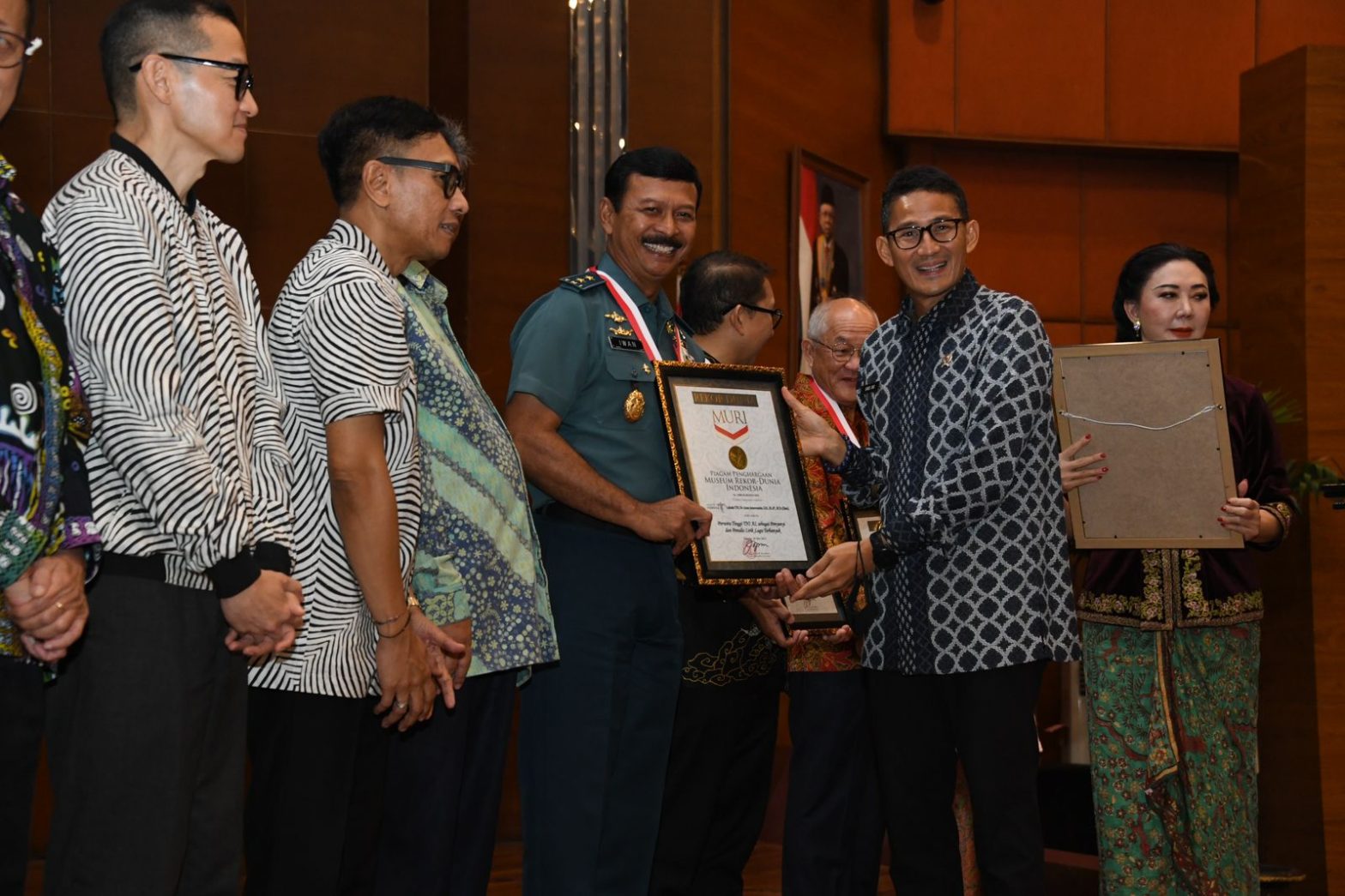 Asrena Kasal Laksamana Muda TNI Iwan Isnurwanto Terima Penghargaan MURI