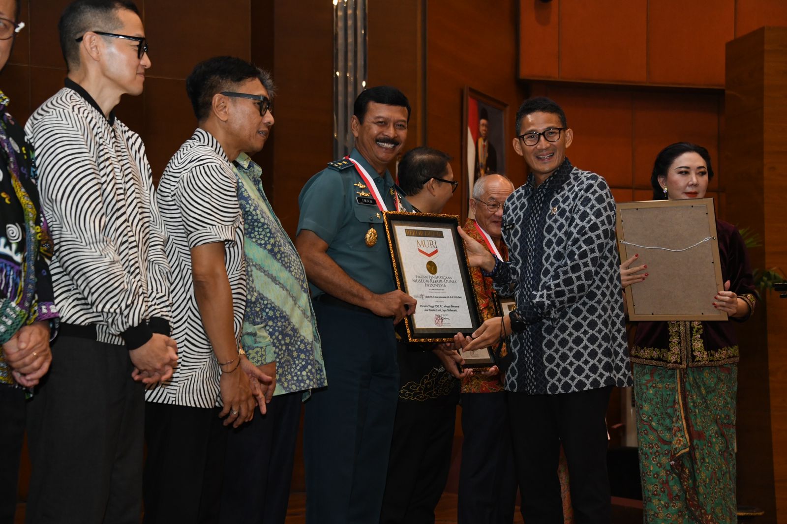 Asrena Kasal Laksamana Muda TNI Iwan Isnurwanto Terima Penghargaan MURI