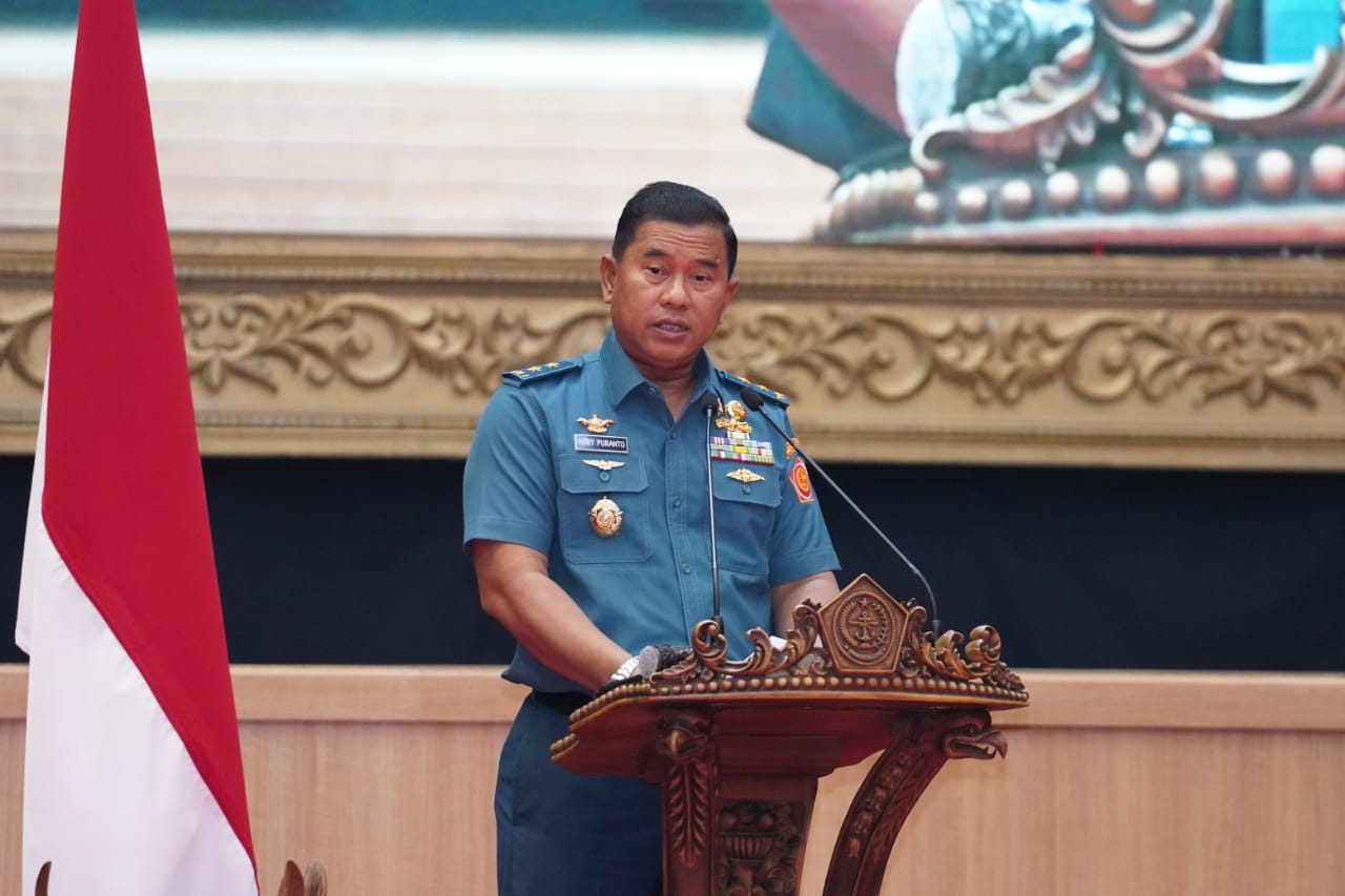 Asrenum Panglima TNI, Laksda TNI Hery Puranto saat membuka Rapat Organisasi TNI Tahun 2023, di Aula Gatot Soebroto Mabes TNI, Cilangkap, Jakarta Timur, Selasa (30/5/2023). Foto: indomaritim.com/Puspen TNI.