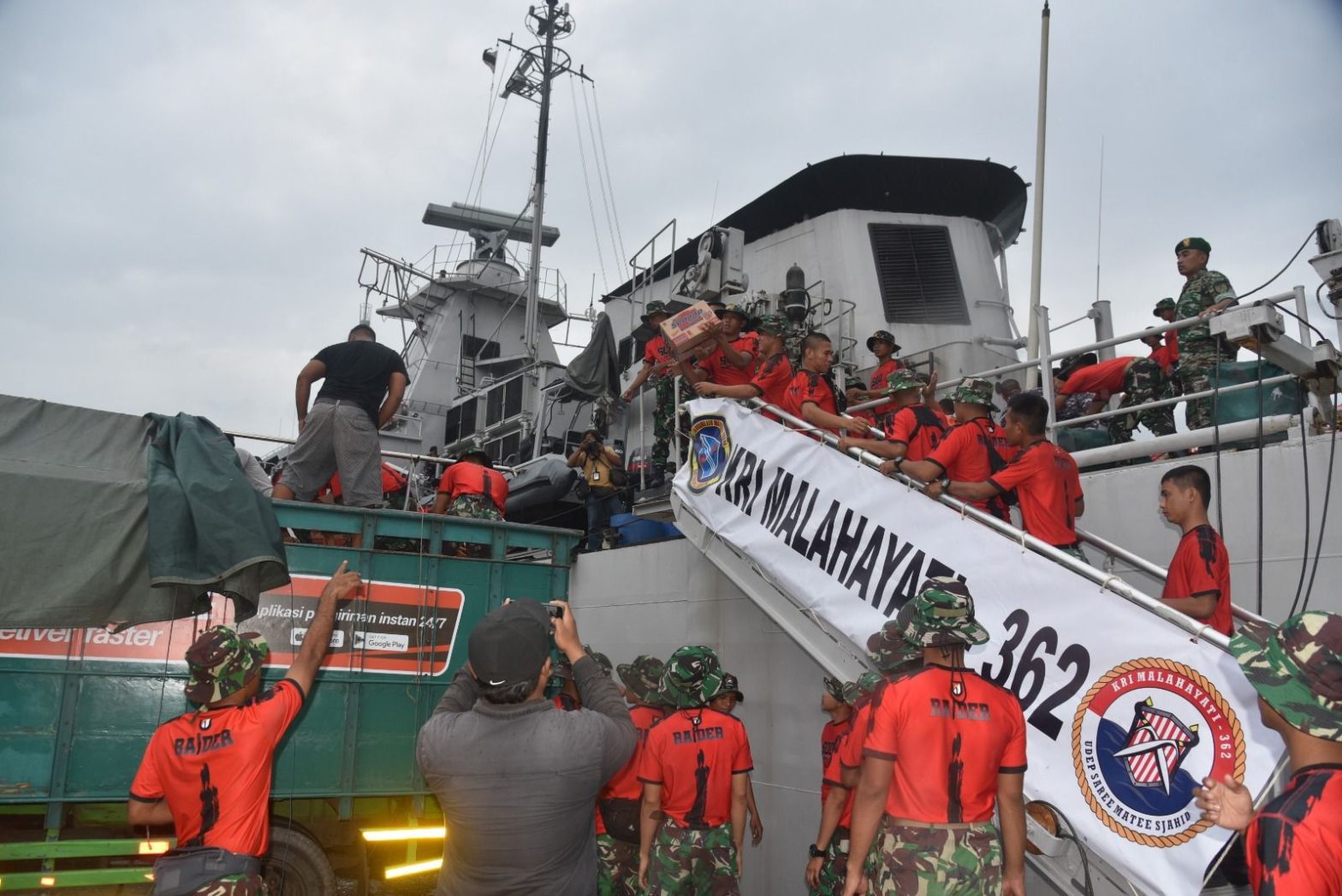Prajurit TNI AL yang akan mengirimkan bantuan sembako ke Pulau Masalembu, Rabu (1/3/2023)