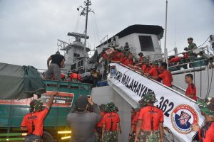 Prajurit TNI AL yang akan mengirimkan bantuan sembako ke Pulau Masalembu, Rabu (1/3/2023)