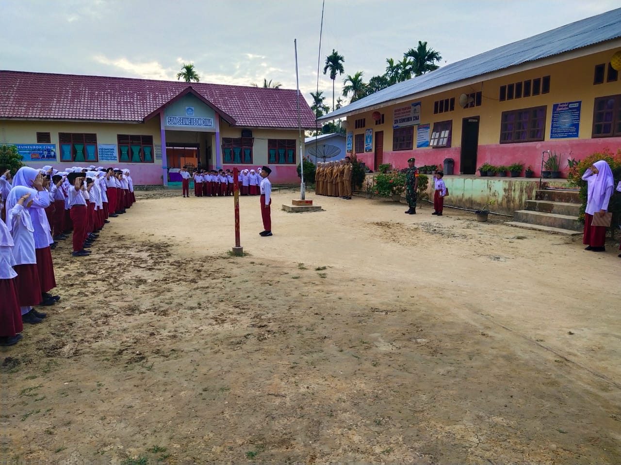 Babinsa Koramil 19/Indra Makmu Upacara dengan Puluhan Siswa SDN Seuneubok Cina, Senin (13/3/2023)