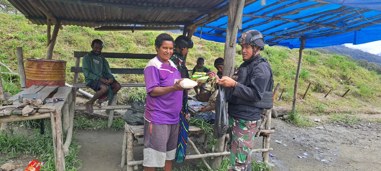 Bantu Kesulitan Masyarakat Distrik Yambi, Satgas Yonif RK 115/ML Barter Bahan Makanan dengan Warga