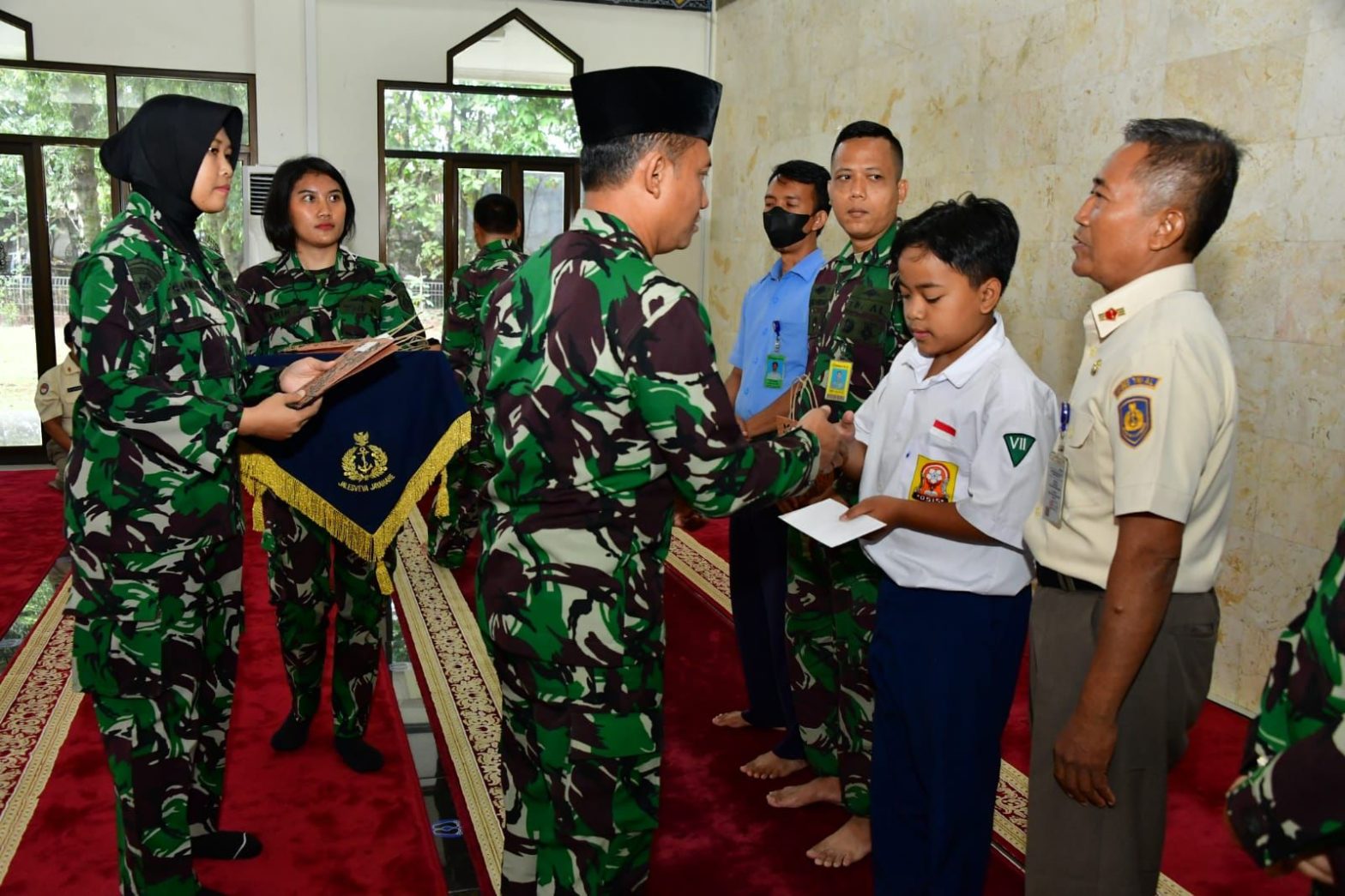 Brigjen TNI (Mar) Sandy Muchjidin Latief memberikan zakat dan infak kepada perwakilan penerima zakat (mustahik), Senin (30/1/2023) di Jakarta