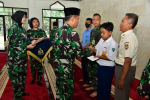 Brigjen TNI (Mar) Sandy Muchjidin Latief memberikan zakat dan infak kepada perwakilan penerima zakat (mustahik), Senin (30/1/2023) di Jakarta
