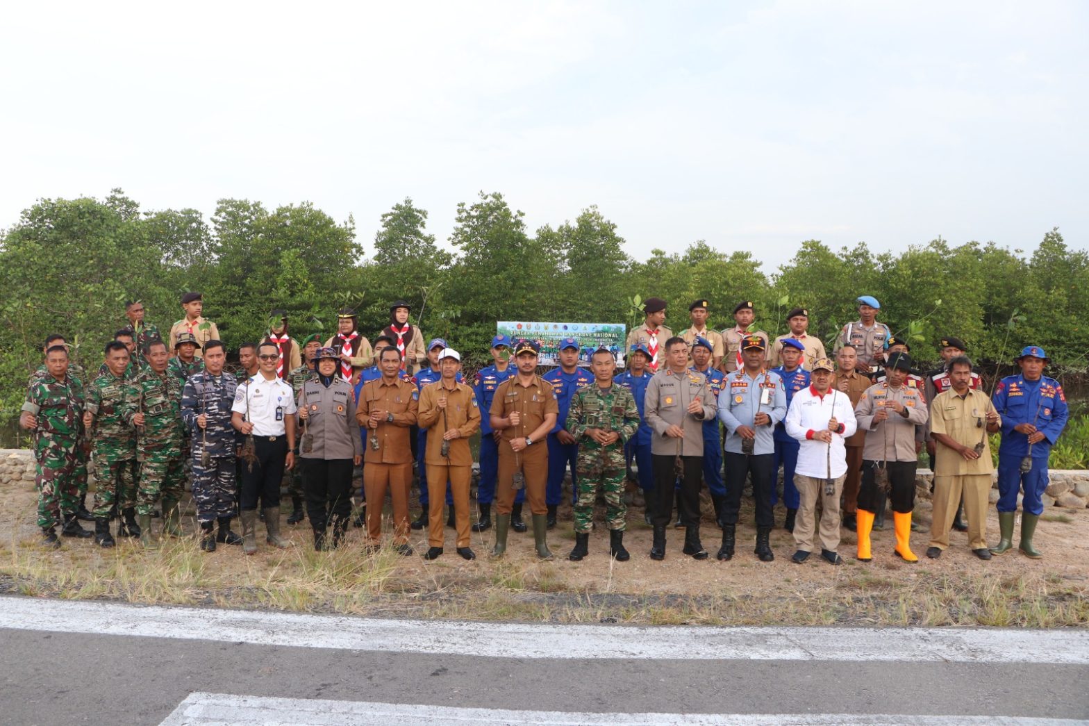 Dandim 0104/Atim Ikuti Puncak Penanaman Mangrove Nasional Serentak