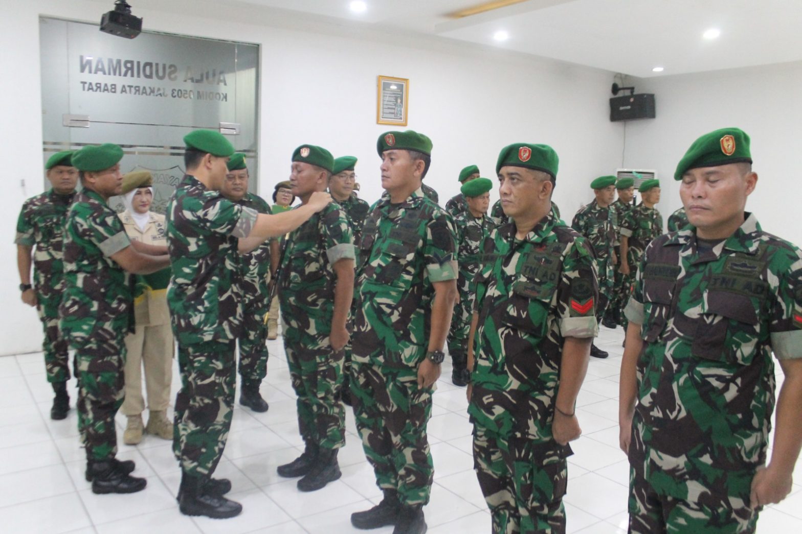 Dandim Jakarta Barat memimpin upacara kenaikan pangkat bintara dan tamtama