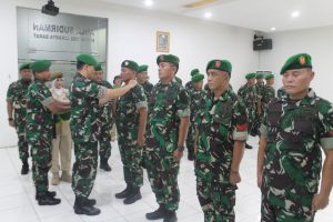 Dandim Jakarta Barat memimpin upacara kenaikan pangkat bintara dan tamtama