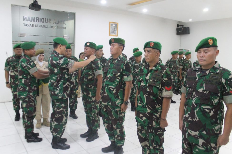 Dandim Jakarta Barat memimpin upacara kenaikan pangkat bintara dan tamtama