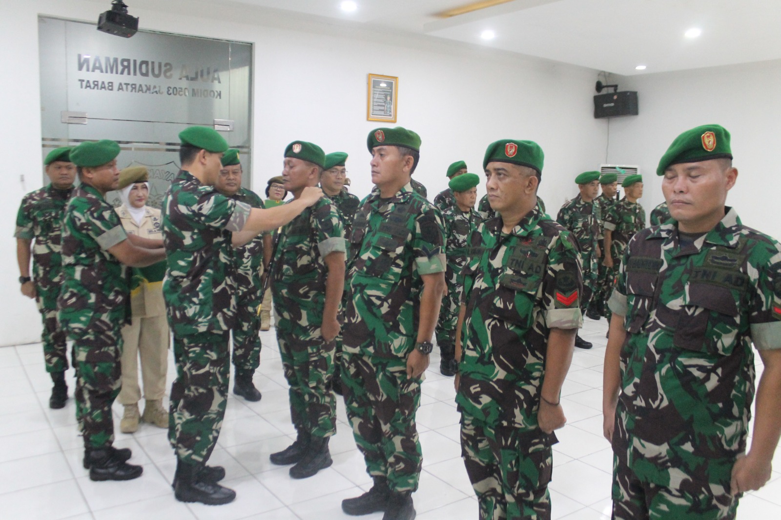 Dandim Jakarta Barat memimpin upacara kenaikan pangkat bintara dan tamtama