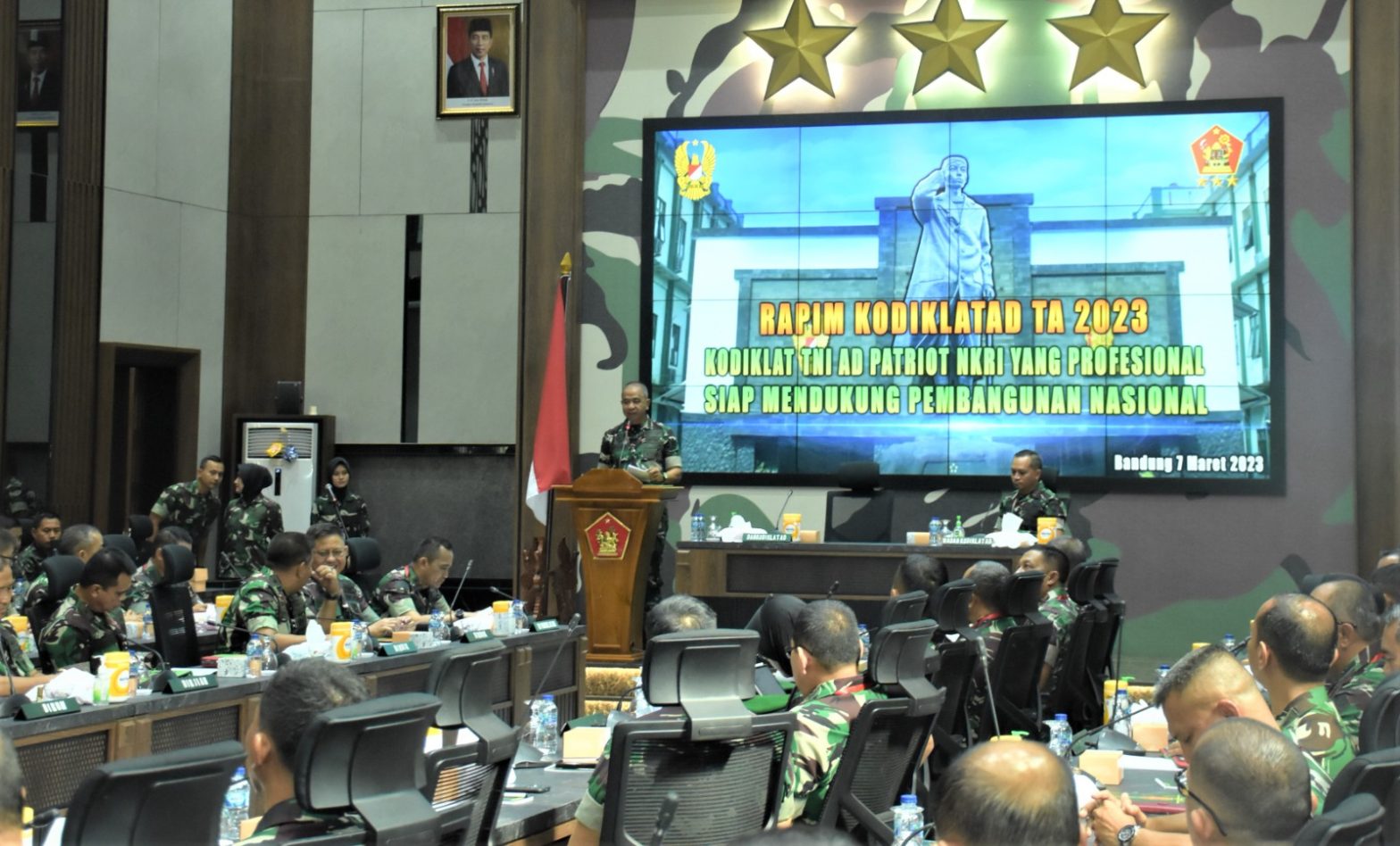 Bandung, indomaritim.com – Komandan Komando Pembina Doktrin, Pendidikan dan Latihan Tentara Nasional Indonesia Angkatan Darat (Dankodiklatad), Letjen TNI Arif Rahman, memimpin pelaksanaan Rapat Pimpinan (Rapim) Kodiklatad 2023 di Ruang Rapat Ganesha Makodiklatad, Selasa (7/3). Tema yang diusung pada rapat ini adalah “Kodiklat TNI AD Patriot NKRI Yang Profesional, Siap Mendukung Pembangunan Nasional”. Rapim ini diharapkan dapat memberikan pemahaman yang seragam terhadap pelaksanaan program kerja dan anggaran Kodiklatad 2023 yang sesuai dengan kebijakan pimpinan angkatan darat. Rapid ini dihadiri seluruh Pejabat Utama Kodiklatad dan Komandan Satuan Jajaran Kodiklatad diawali dengan Evaluasi Pelaksanaan Program Kerja dan Anggaran Kodiklatad TA 2022 oleh Wadan Kodiklatad. Selain itu, Dirdok Kodiklatad dan Danpussansiad turut memberikan ceramah dan informasi mengenai perkembangan cyber sebagai pengamanan dan antisipasi kedepan apabila ada kendala maupun gangguan yang sering menimpa website maupun jaringan internet di lingkungan kerja TNI AD dilanjutkan dengan tanya jawab. Acara diakhiri dengan penyampaian pokok-pokok kebijakan dan penutupan resmi Rapat Pimpinan Kodiklatad TA 2023 oleh Dankodiklatad dan sebagai acara tambahan pemberian Piagam Penghargaan Kepala Staf Angkatan Darat (KASAD) sebagai kelompok kerja Penyusunan Doktrin Operasi Militer Matra Darat “Kartika Yudha” TA 2022 kepada Brigjen TNI Agustinus Purboyo, S.I.P., M.Tr (Han) Dirdok Kodiklatad dan Mayor Inf Fadliansyah Pabanda Perubahan Spabandya-2/Sun Spabanorg Sdirdok Kodiklatad dan Piagam Penghargaan Komandan Kodiklatad sebagai juara II Team Trial Kalimantan 17 Tahun 2021 kepada Sertu (K) Yuni Indah Lestari, Ba Arsip Urminu Siminudospers Ajen Kodiklatad.