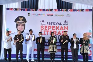 Danlanal Banyuwangi Dampingi Bupati Banyuwangi Buka Festival Sepekan Literasi. (Foto: indomaritim.com/Lanal BWI)
