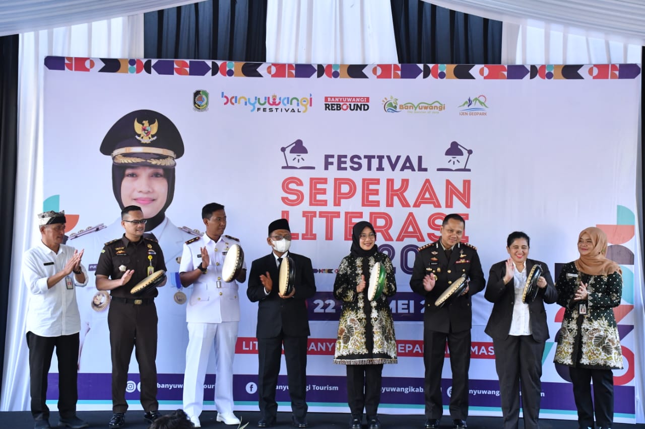 Danlanal Banyuwangi Dampingi Bupati Banyuwangi Buka Festival Sepekan Literasi. (Foto: indomaritim.com/Lanal BWI)