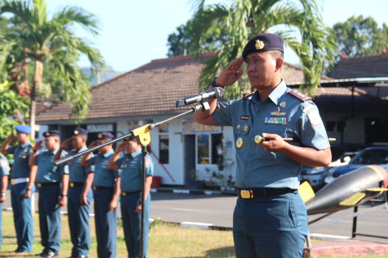 Danlanal Banyuwangi Indra Nusha Pimpin Upacara 17-an di Mako Lanal Banyuwangi
