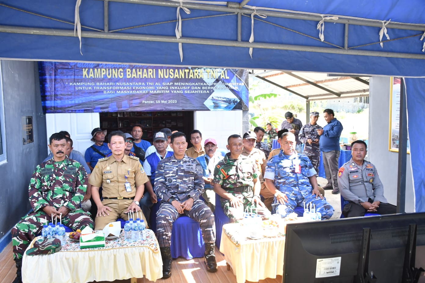 Danlanal Banyuwangi Letkol Laut (P) Indra Nusha R bersama jajaran Forkopimca Pesanggaran.(Indomaritim.com/Lanal Banyuwangi).