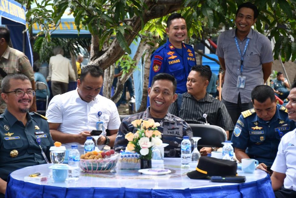 Danlanal Banyuwangi, Letkol Laut (P) Indra Nusha R (tengah), menggelar acara coffe break di Pantai Cemara Mako Lanal Banyuwangi, Kamis (18/5/2023). Foto: Lanal Banyuwangi/indomaritim.com