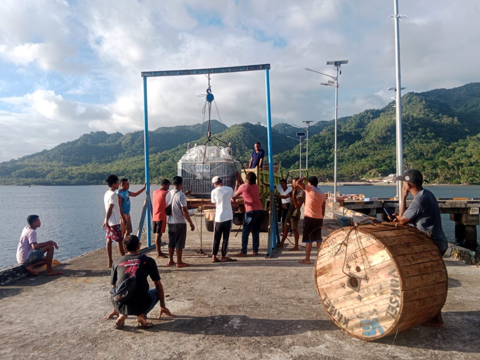 Danlantamal IX Ambon Dukung Masuknya Listrik di Pulau Romang