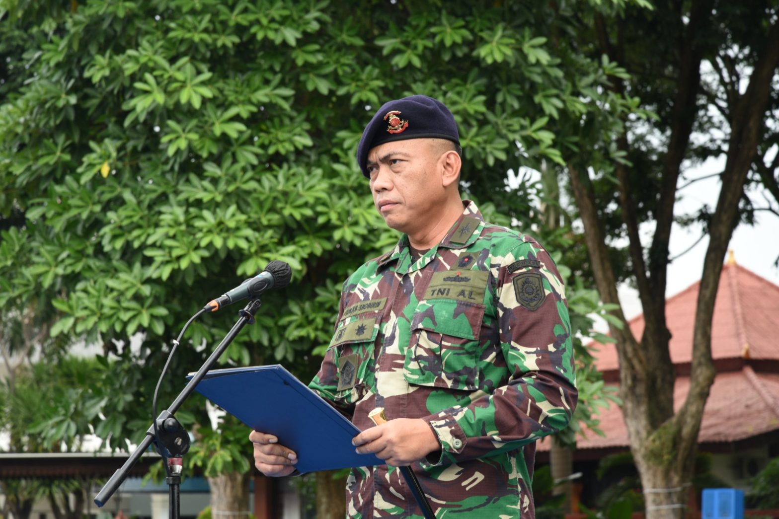 Danpuslatlekdalsen Kodiklatal Kolonel Laut (P) Irwan Shobirin saat menjadi inspektur upacara di Kodiklatal Surabaya, Senin (27/2/2023)