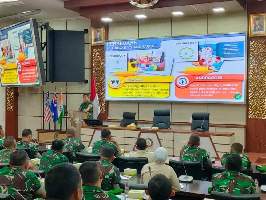 Dirdik Kodiklatad Sampaikan Materi Mobile Training Team di Seskoad, Senin (13/3/2023)