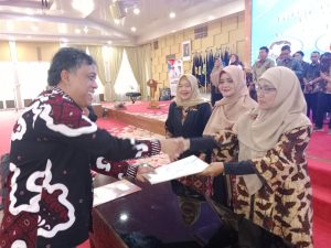 Ketua Umum ISKI, Dr. Dadang Rahmat Hidayat menyerahkan Berita Acara Pelantikan Pengurus ISKI Korwil Sumut kepada Ketua ISKI Sumut, Prof. Lusiana Andriani Lubis, Ph.D didampingi Sekretaris Rahmanita Ginting, Ph.D, dan Bendahara Dr. Nina Siti Salmaniah Siregar di Medan, Rabu (7/6/2023). Foto: Indomaritim.com/AT