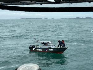 KRI Sigalu-857 Temukan Boat Patroli Departemen Perikanan Malaysia di Pulau Nipa, Rabu (1/3/2023)