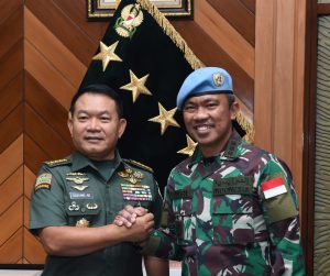 Kasad Dudung Abdurachman dan Komandan Kontingen Garuda Unifil Kolonel Inf Fikri Ferdian di Mabesad, Kamis (16/3/2023).
