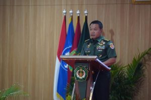 Jenderal TNI Dudung Abdurachman saat menjadi keynote speaker sekaligus membuka seminar nasional dengan tema “Pembangunan Kodam IKN Sebagai Satuan Operasional Pengaman Ibu Kota Negara Berbasis Sistem dan Instalasi Terpadu“, yang digelar di Universitas Jenderal Ahmad Yani (Unjani), Cimahi, Jawa Barat, Kamis (2/3/2023).