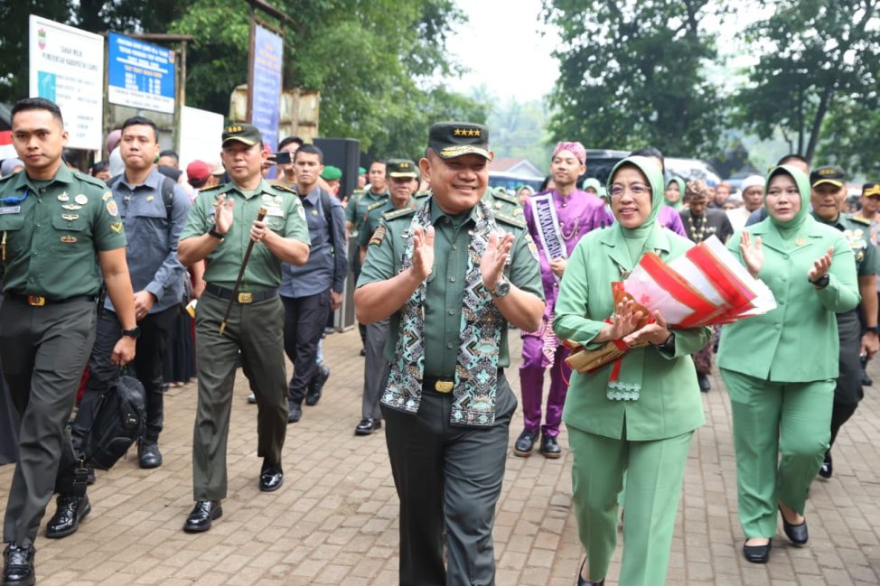 Kasad Napak Tilas Kerajaan Galuh dan Berikan Bansos ke Warga Karangkamulyan