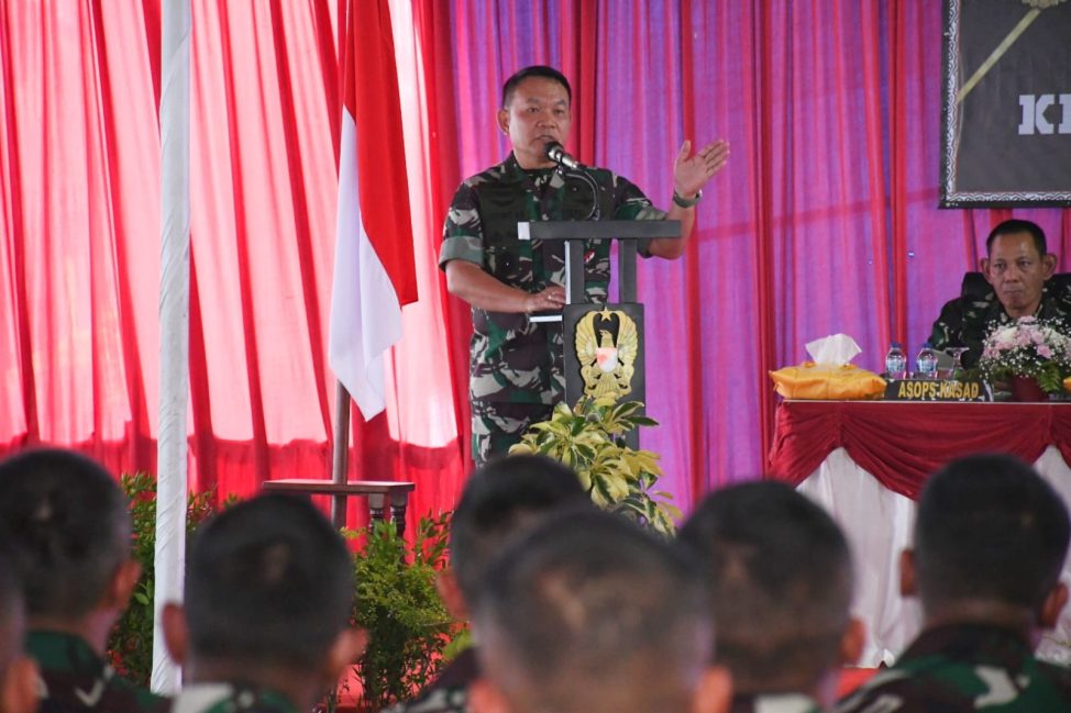 Kasad Dudung Periksa Kesiapan Operasi Yonif 122/TS di Markas Batalyon di Desa Marihat Sumut