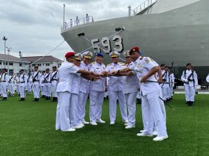 Kasal Muhammad Ali melakukan salam komando bersama para pejabat baru TNI AL di Mako Kolinlamil, Jakarta, Rabu (25/1/2023). Foto: Haresti A A
