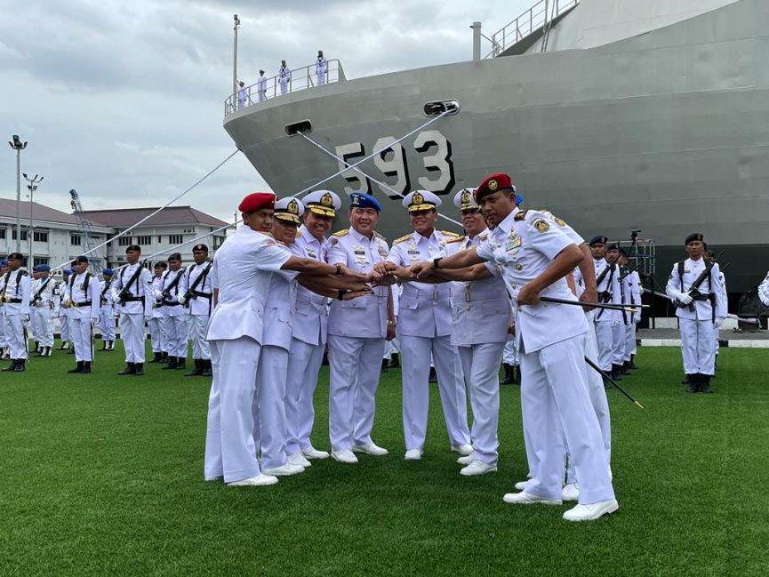 Kasal Muhammad Ali melakukan salam komando bersama para pejabat baru TNI AL di Mako Kolinlamil, Jakarta, Rabu (25/1/2023). Foto: Haresti A A