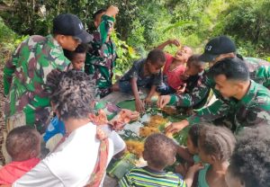 Kedekatan Satgas Yonif 143/TWEJ dengan Masyarakat di Pedalaman Papua