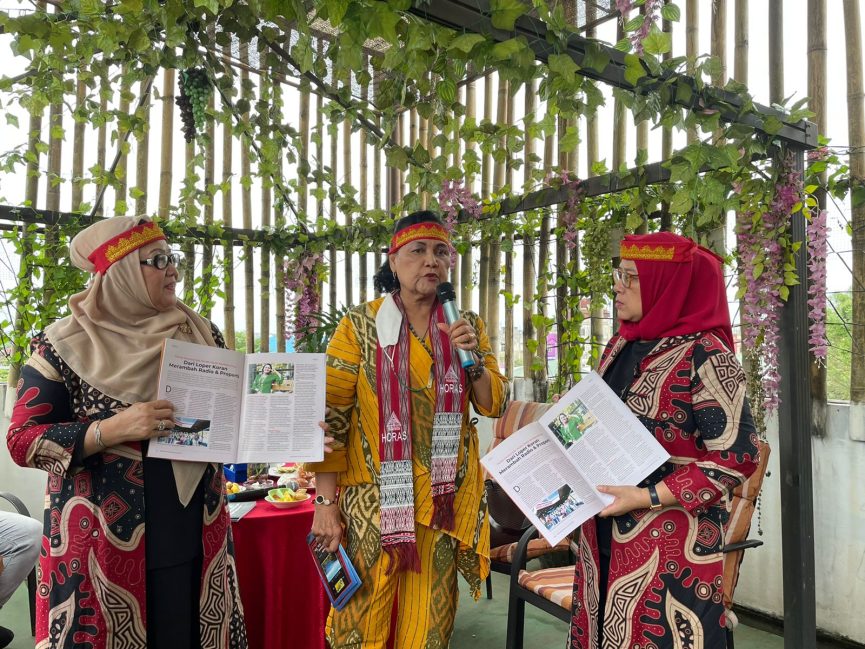 Ketua Umum IKWI, Indah Kirana didampingi sekretaris IKWI menyerahkan majalah Warta IKWI ke Tiorida Simanjuntak, Senin, (6/2/2023)