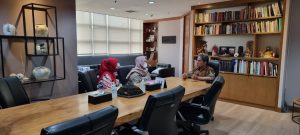 Ketum PINKAN Penny Marsetio didampingi Sekjen PINKAN Nanny Suryo bertemu Dirjen Kebudayaan Hilmar Farid untuk menyerahkan berkas penominasian kolintang ke UNESCO, Selasa (28/3/2023). Foto: indomaritim.com/PINKAN