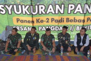 Mayjen TNI A Daniel Chardin (Tengah) bersama jajarannya mengikuti tasyakuran panen raya padi, Senin (6/3/2023)