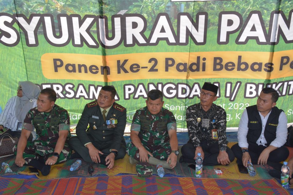 Mayjen TNI A Daniel Chardin (Tengah) bersama jajarannya mengikuti tasyakuran panen raya padi, Senin (6/3/2023)