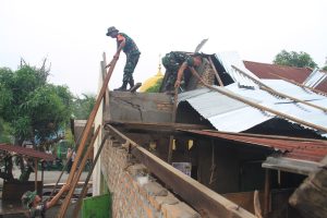 Kodim 0201/Medan Karya Bhakti Bantu Korban Terdampak Angin Puting Beliung