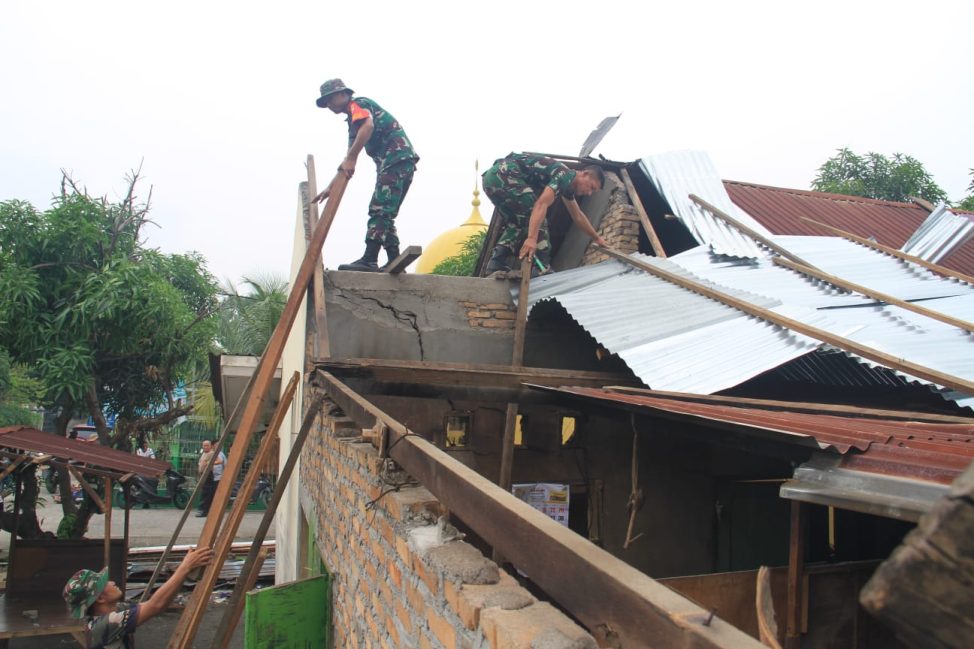 Kodim 0201/Medan Karya Bhakti Bantu Korban Terdampak Angin Puting Beliung