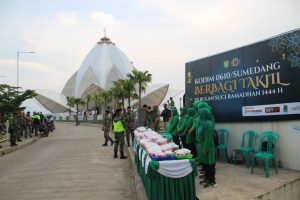 Kodim Sumedang Bagikan Takjil di Masjid Al Kamil, Jumat (7/4/2023)
