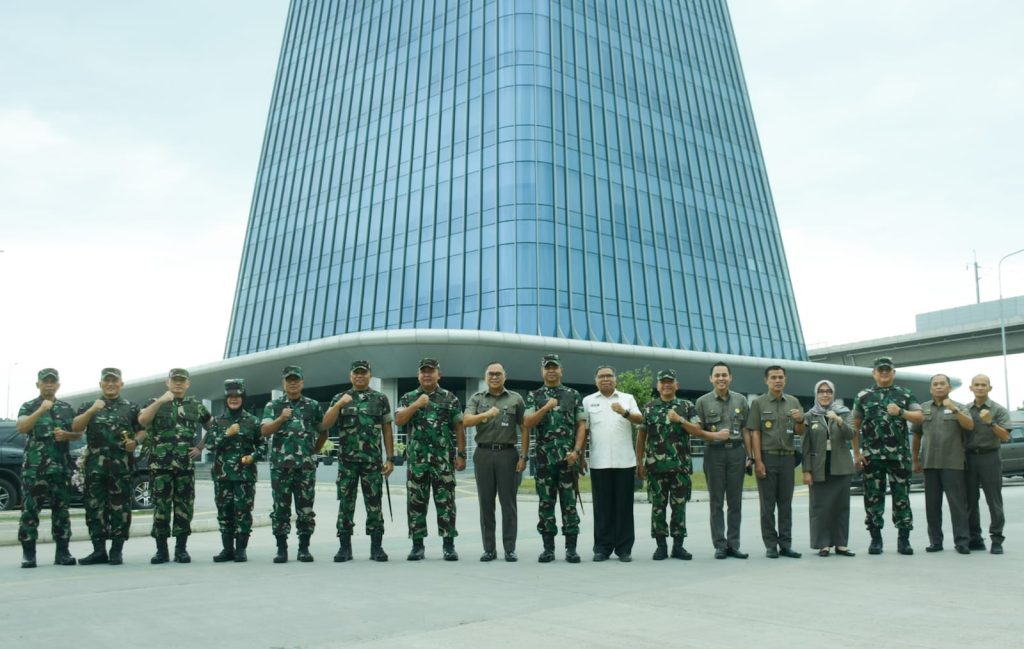 Komandan Kodiklatad Letjen TNI Arif Rahman bersama jajaran Kunjungi Universitas Jenderal Achmad Yani