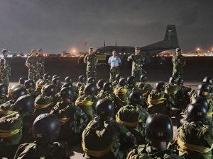 Komandan Kodikopsla Laksma TNI Sigit Santoso meninjau langsung kegiatan Siswa Dikkopaska yang hendak mengikuti latihan terjun statik malam hari di Sidoarjo, Senin (13/3/2023). Foto: Pen Kodiklatal