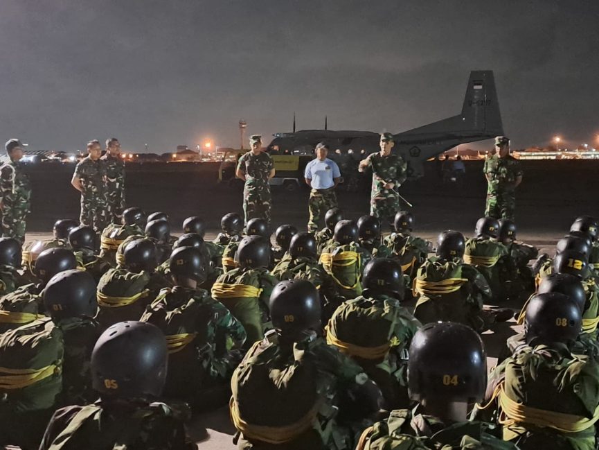 Komandan Kodikopsla Laksma TNI Sigit Santoso meninjau langsung kegiatan Siswa Dikkopaska yang hendak mengikuti latihan terjun statik malam hari di Sidoarjo, Senin (13/3/2023). Foto: Pen Kodiklatal
