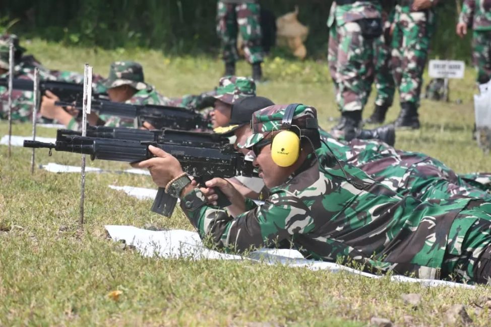 Korem 081/Dhirotsaha Jaya (DSJ) menggelar latihan menembak senjata ringan di Madiun, Selasa (14/3/2023)