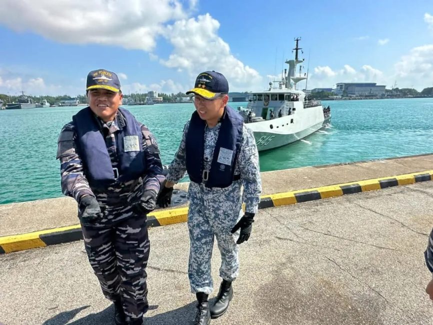 Laksamana TNI Muhammad Ali bersama Chief of Navy Republic of Singapore Navy, Rear Admiral Sean Wat di Dermaga Changi. Foto: Dispenal