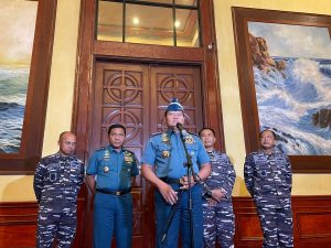 Laksamana TNI Yudo Margono (tengah) sedang menyampaikan press conference di Balai Samudra, Jakarta Utara, Rabu (21/12/2022). Foto: Haresti